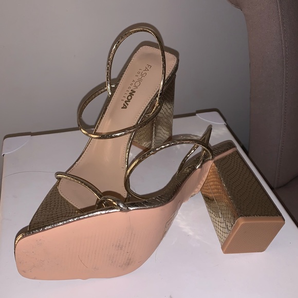 Chunky Gold Fashionnova Heels - Picture 3 of 3